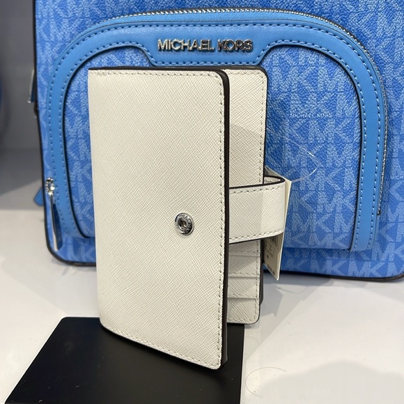 Michael Kors Medium Saffiano Leather Wallet
Optic White
NWT - Picture 10 of 16